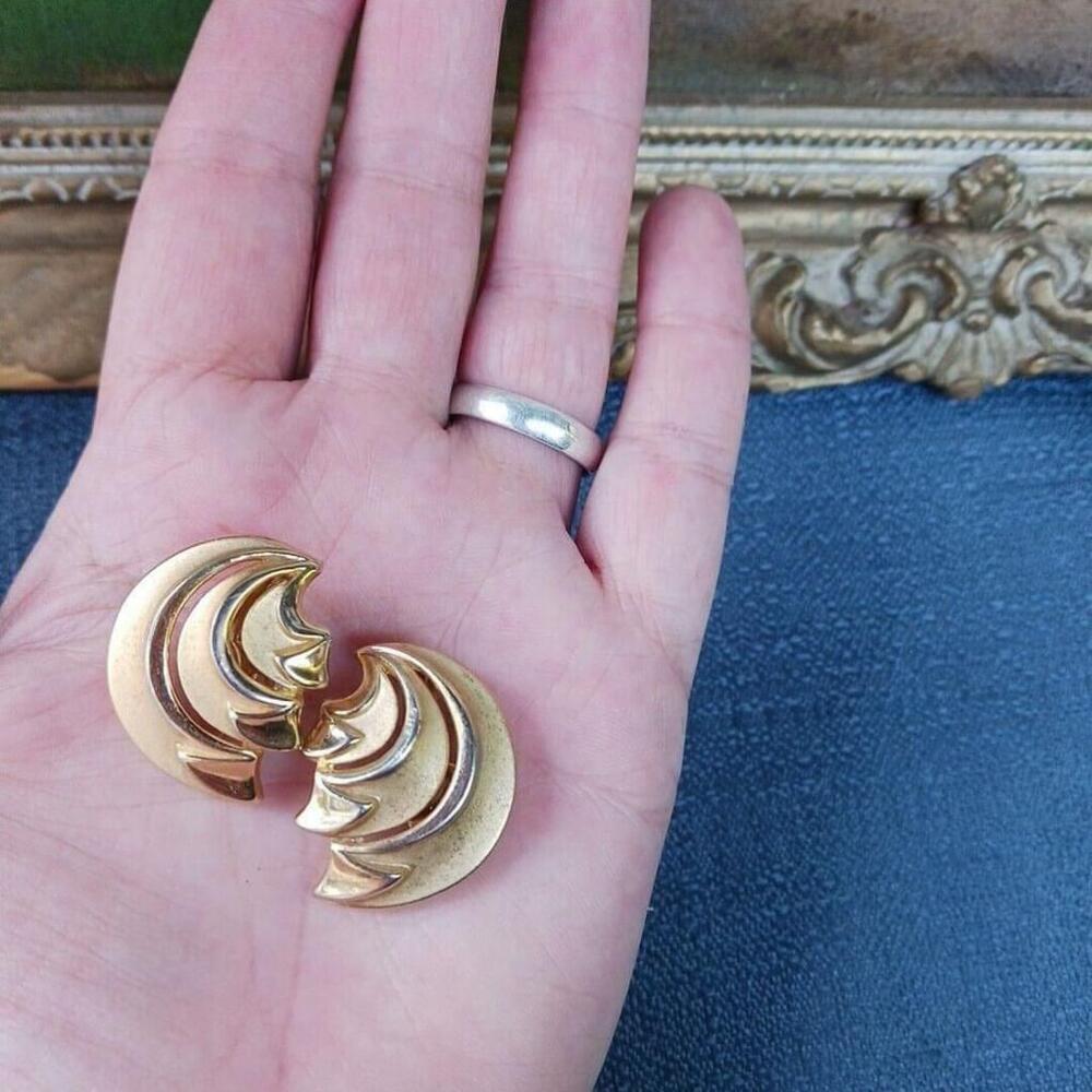 Vintage Crown Trifari Gold Tone Matte Earrings